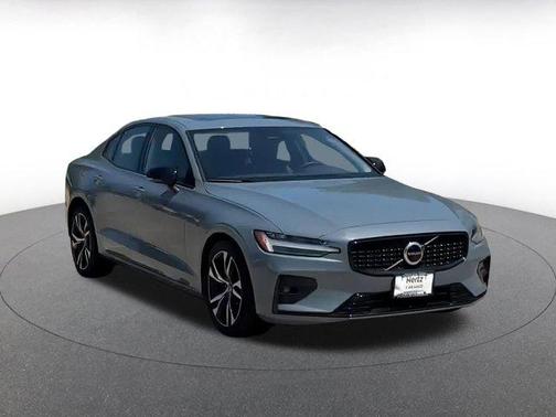 2024 Volvo S60 B5 Core Dark Theme