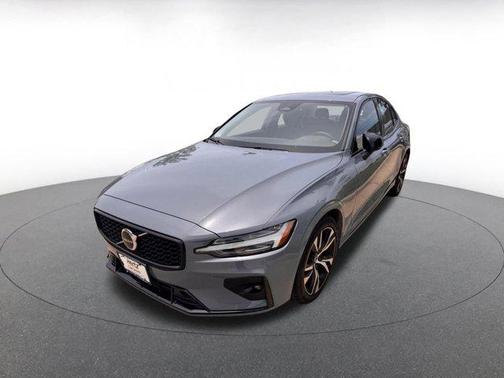 2024 Volvo S60 B5 Core Dark Theme