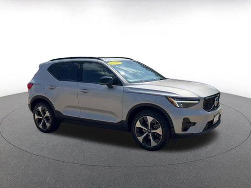 2024 Volvo XC40 CORE