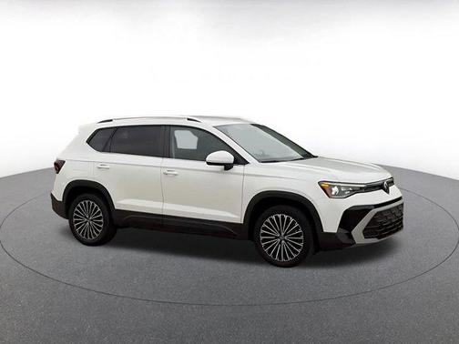 Pure White 2025 Volkswagen Taos 1.5T SE