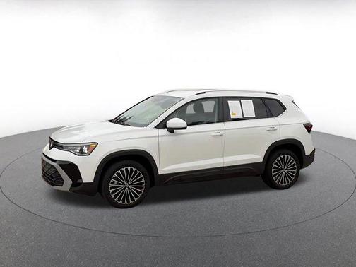 Pure White 2025 Volkswagen Taos 1.5T SE