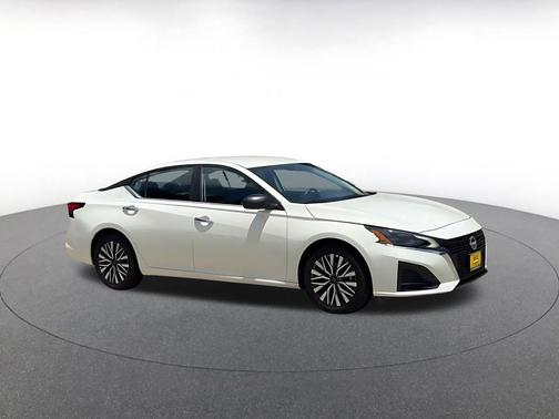 Glacier White 2025 Nissan Altima SV FWD