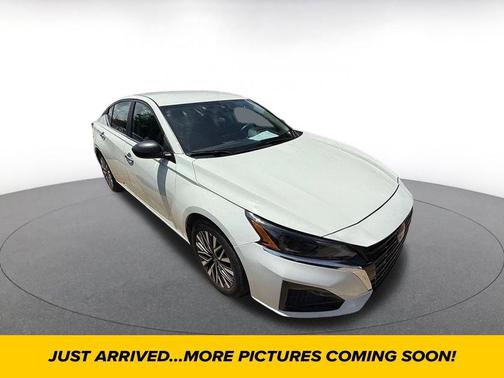 Glacier White 2025 Nissan Altima SV FWD