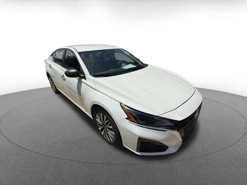 Glacier White 2025 Nissan Altima SV FWD