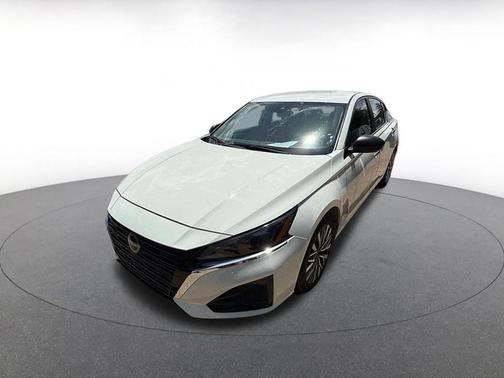 Glacier White 2025 Nissan Altima SV FWD
