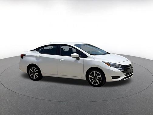 Aspen White Tricoat 2025 Nissan Versa 1.6 SV