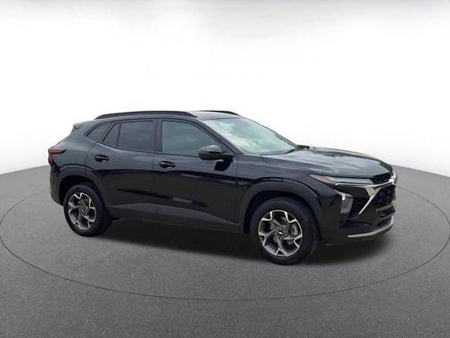 Mosaic Black Metallic 2025 Chevrolet Trax LT