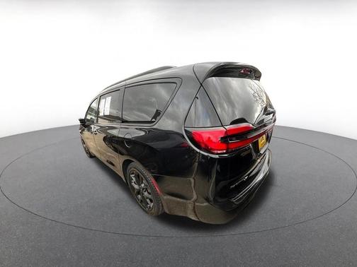 Diamond Black Crystal Pearlcoat 2025 Chrysler Pacifica Limited
