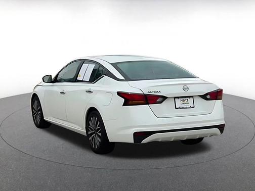 Glacier White 2025 Nissan Altima SV FWD