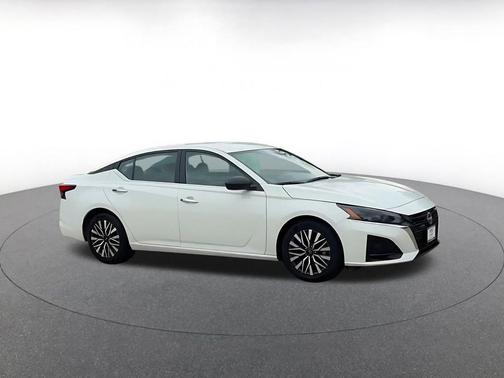 Glacier White 2025 Nissan Altima SV FWD
