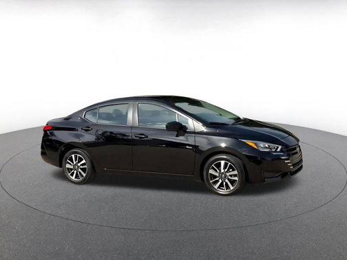 Super Black 2025 Nissan Versa 1.6 SV