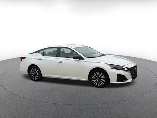 Pearl White Tricoat 2025 Nissan Altima SV FWD