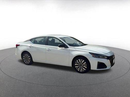 Glacier White 2025 Nissan Altima SV FWD