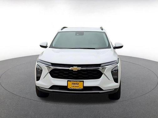 Summit White 2025 Chevrolet Trax LT