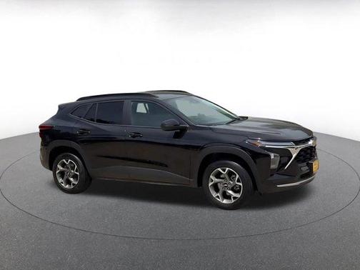 Mosaic Black Metallic 2025 Chevrolet Trax LT