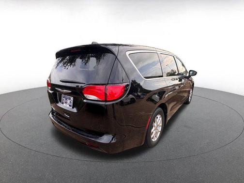 2024 Chrysler Voyager LX