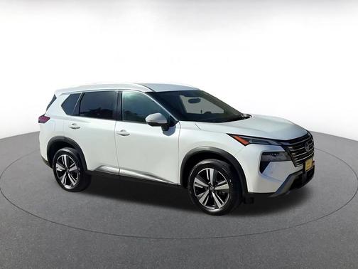 Everest White Pearl Tricoat 2026 Nissan Rogue SL
