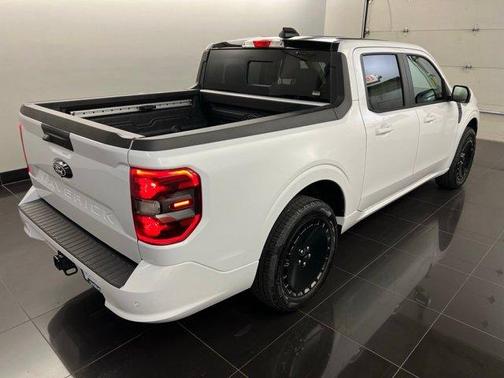 Oxford White 2025 Ford Maverick Lobo