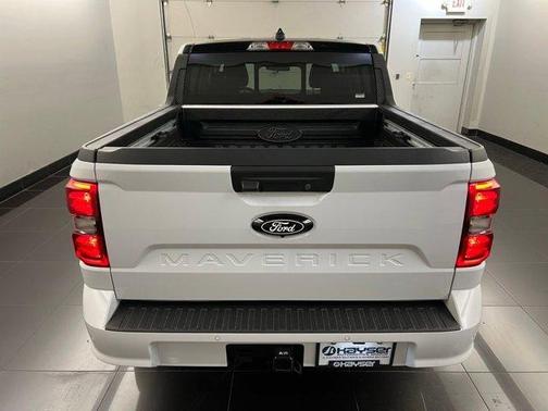 Oxford White 2025 Ford Maverick Lobo