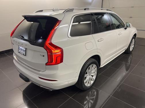 2016 Volvo XC90 T6 Momentum