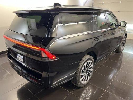 Infinite Black Metallic 2026 Lincoln Navigator Black Label