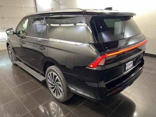 Infinite Black Metallic 2026 Lincoln Navigator Black Label