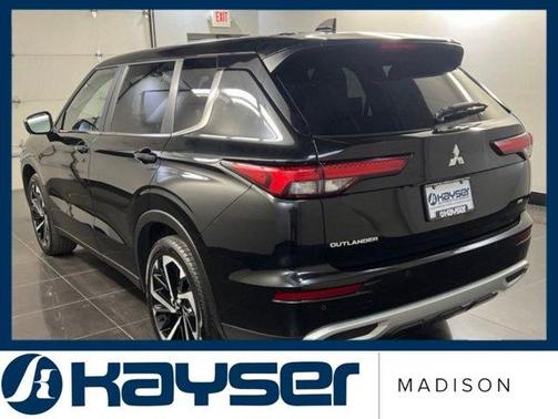 Black 2024 Mitsubishi Outlander SE