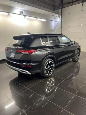Black 2024 Mitsubishi Outlander SE