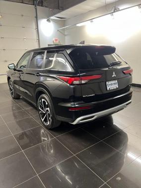 Black 2024 Mitsubishi Outlander SE