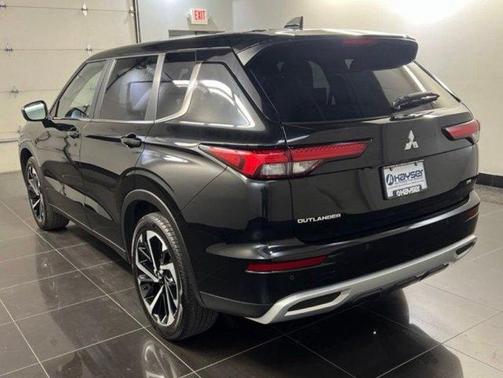 Black 2024 Mitsubishi Outlander SE
