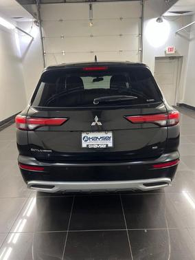 Black 2024 Mitsubishi Outlander SE