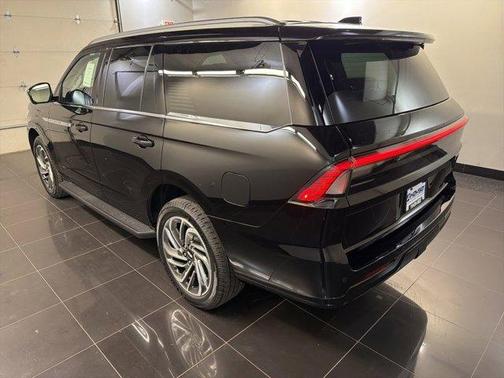 Infinite Black Metallic 2026 Lincoln Navigator Premiere