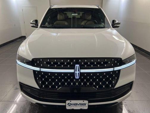 Star White 2026 Lincoln Navigator Black Label