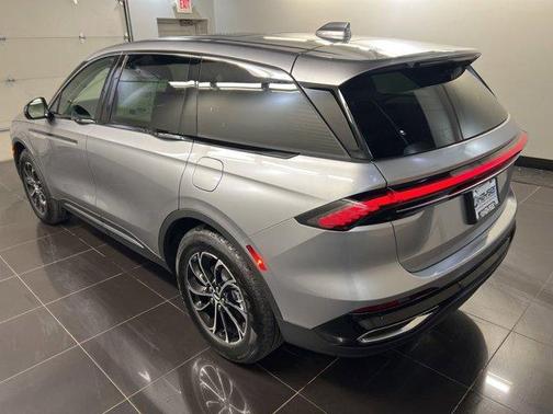 Silver Radiance Metallic 2026 Lincoln Nautilus Premiere