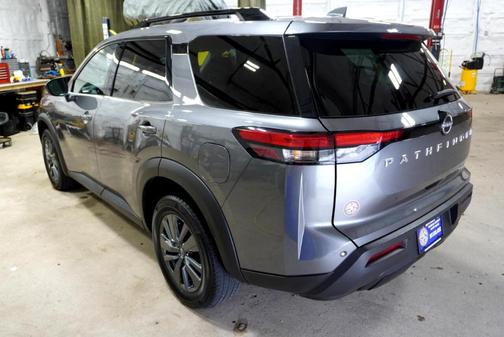 2022 Nissan Pathfinder SV