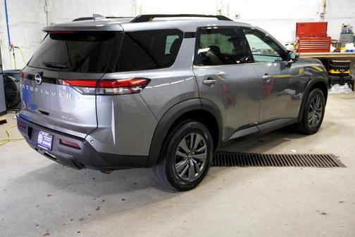 2022 Nissan Pathfinder SV