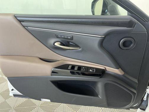 2025 Lexus ES 300h Base