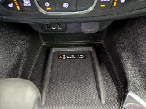 Summit White 2023 Chevrolet Traverse LT Cloth