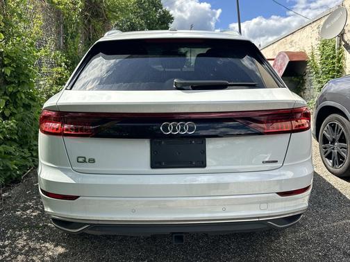 Glacier White Metallic 2023 Audi Q8 55 Premium Plus