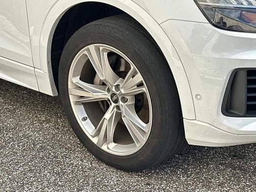 Glacier White Metallic 2023 Audi Q8 55 Premium Plus