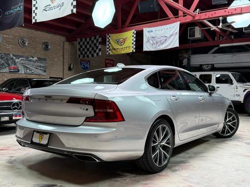Bright Silver Metallic 2017 Volvo S90 T6 Momentum