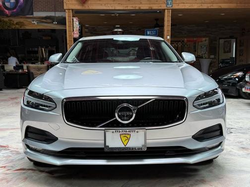 Bright Silver Metallic 2017 Volvo S90 T6 Momentum