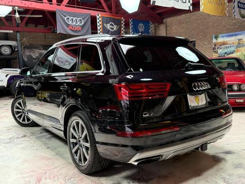 Orca Black Metallic 2017 Audi Q7 3.0T Prestige