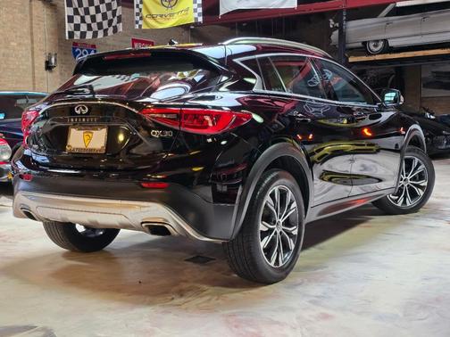 2017 INFINITI QX30 Premium