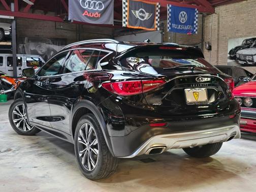 2017 INFINITI QX30 Premium