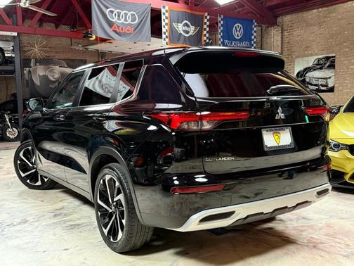 Black 2022 Mitsubishi Outlander SE