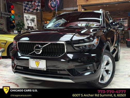Black 2022 Volvo XC40 T4 Momentum