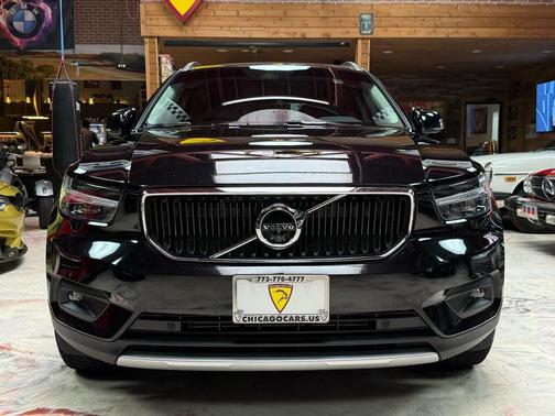 Black 2022 Volvo XC40 T4 Momentum