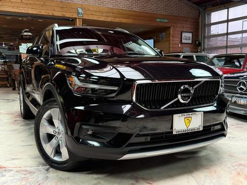 Black 2022 Volvo XC40 T4 Momentum
