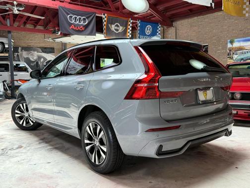 2024 Volvo XC60 Recharge Plug-In Hybrid T8 Core Dark Theme